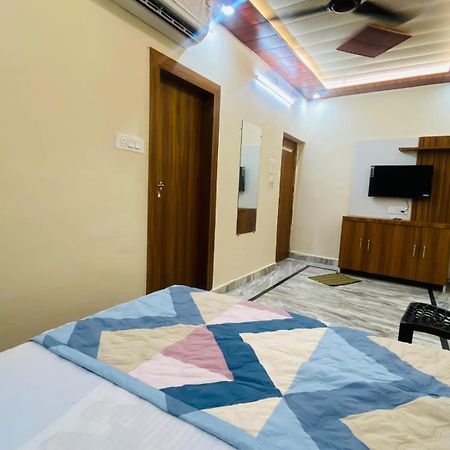 The Raman Palace- A Budget Hotel Матура Екстериор снимка
