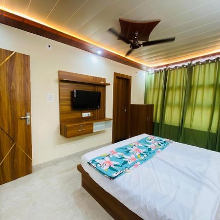 The Raman Palace- A Budget Hotel Матура Екстериор снимка