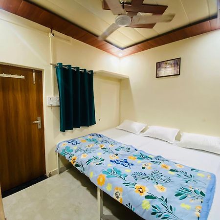 The Raman Palace- A Budget Hotel Матура Екстериор снимка