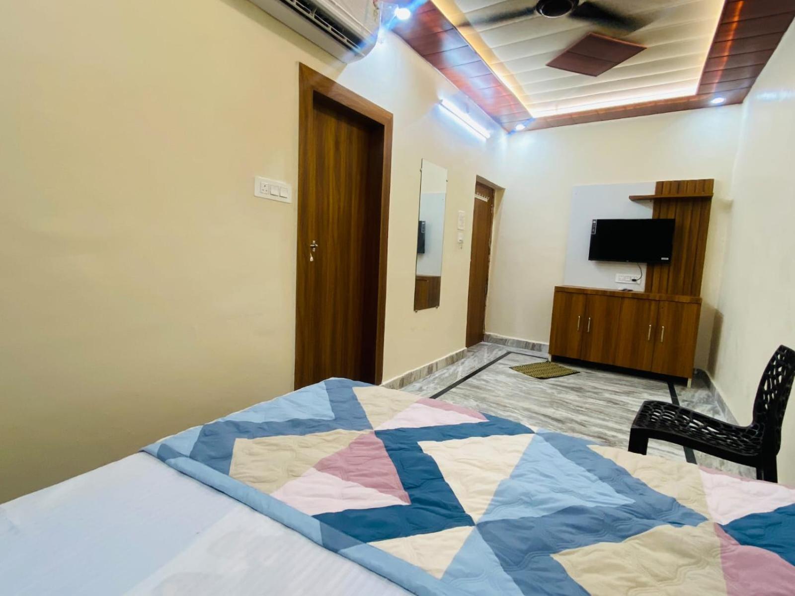 The Raman Palace- A Budget Hotel Матура Екстериор снимка