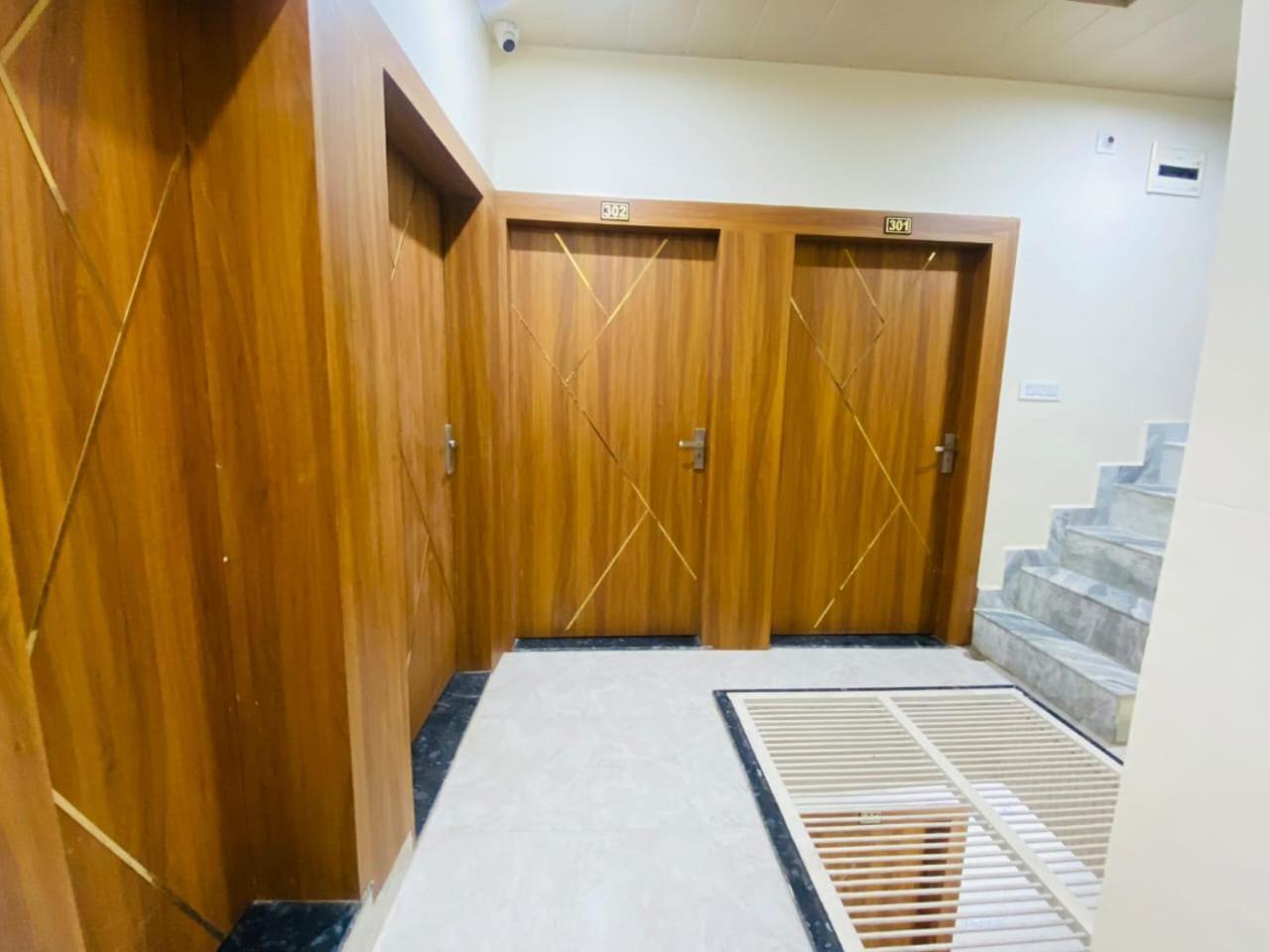 The Raman Palace- A Budget Hotel Матура Екстериор снимка