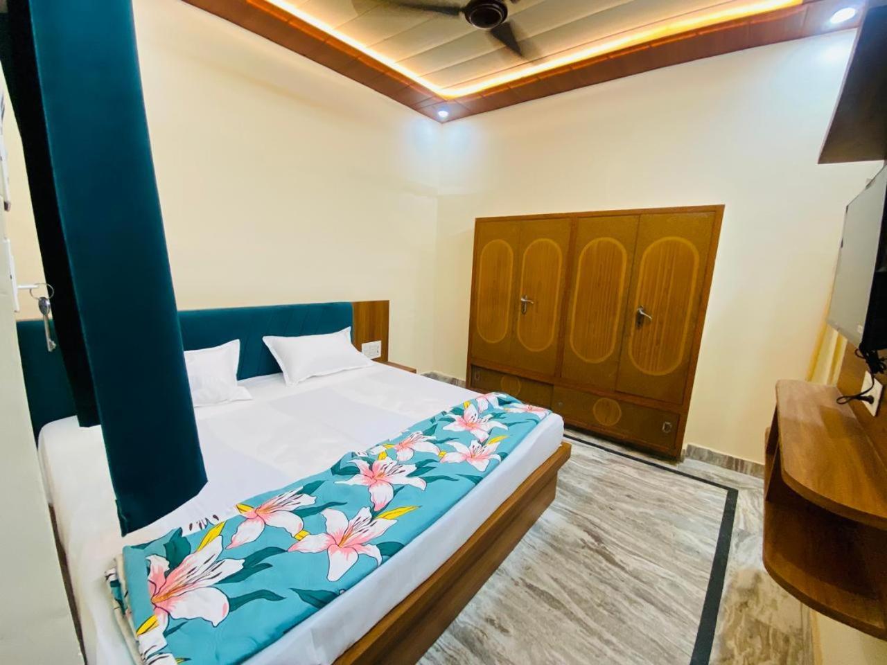 The Raman Palace- A Budget Hotel Матура Екстериор снимка