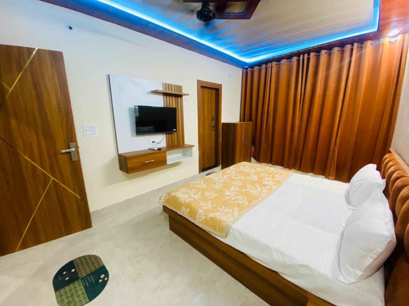 The Raman Palace- A Budget Hotel Матура Екстериор снимка