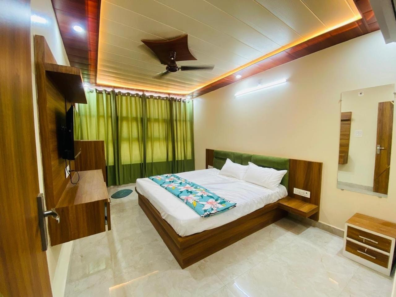 The Raman Palace- A Budget Hotel Матура Екстериор снимка