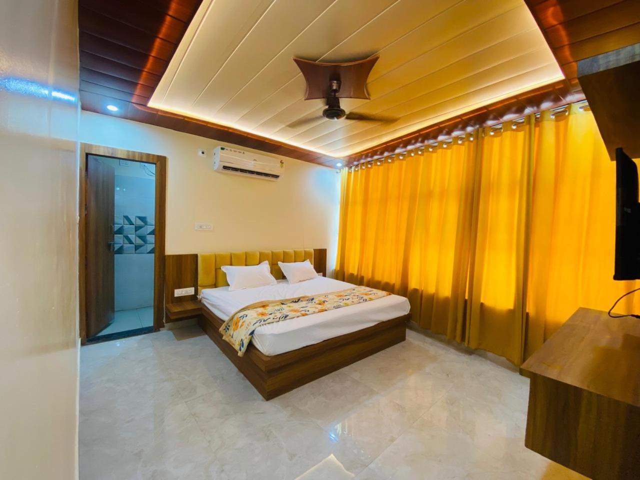 The Raman Palace- A Budget Hotel Матура Екстериор снимка