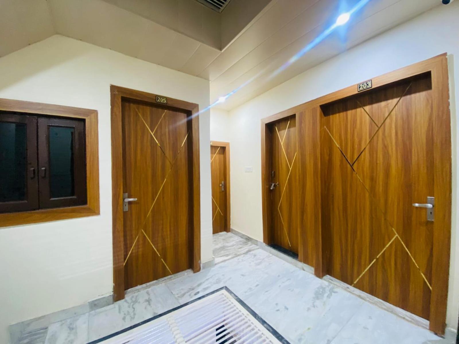 The Raman Palace- A Budget Hotel Матура Екстериор снимка