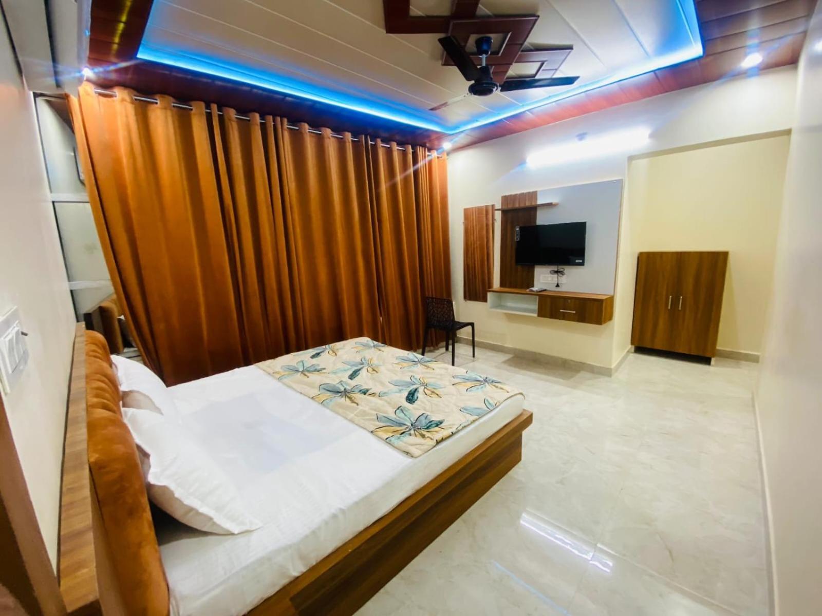 The Raman Palace- A Budget Hotel Матура Екстериор снимка