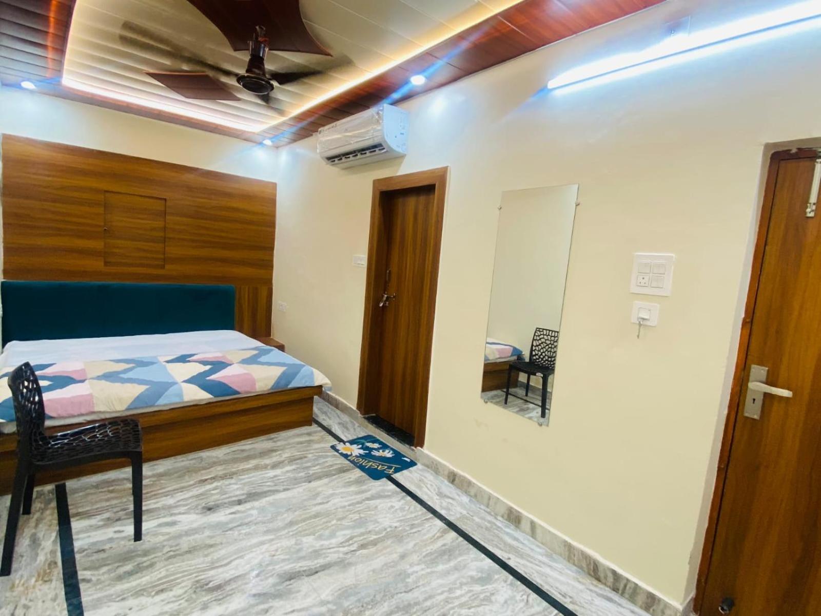 The Raman Palace- A Budget Hotel Матура Екстериор снимка
