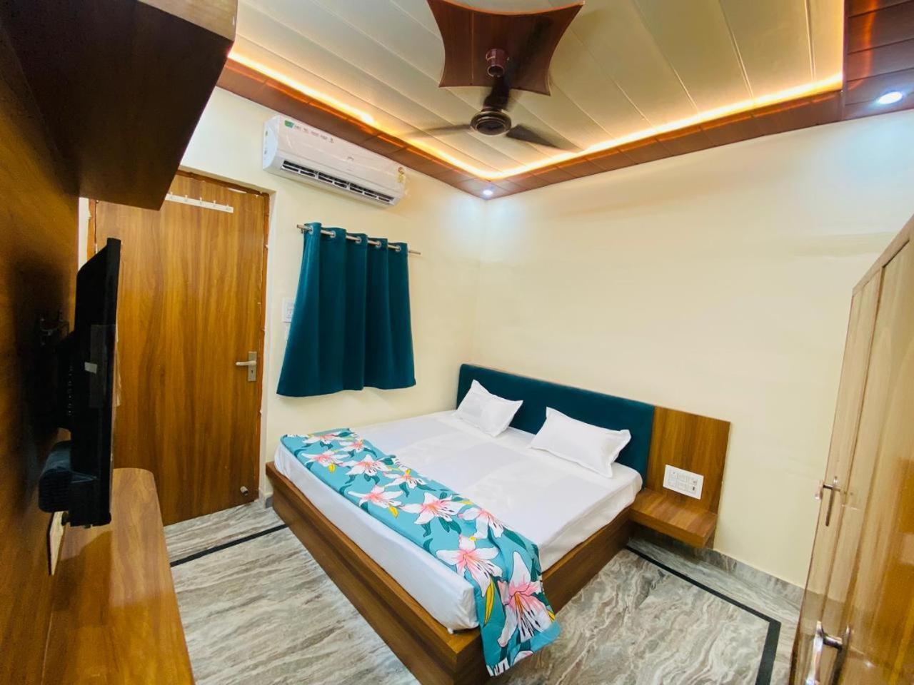 The Raman Palace- A Budget Hotel Матура Екстериор снимка