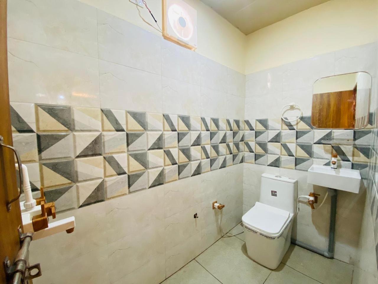 The Raman Palace- A Budget Hotel Матура Екстериор снимка