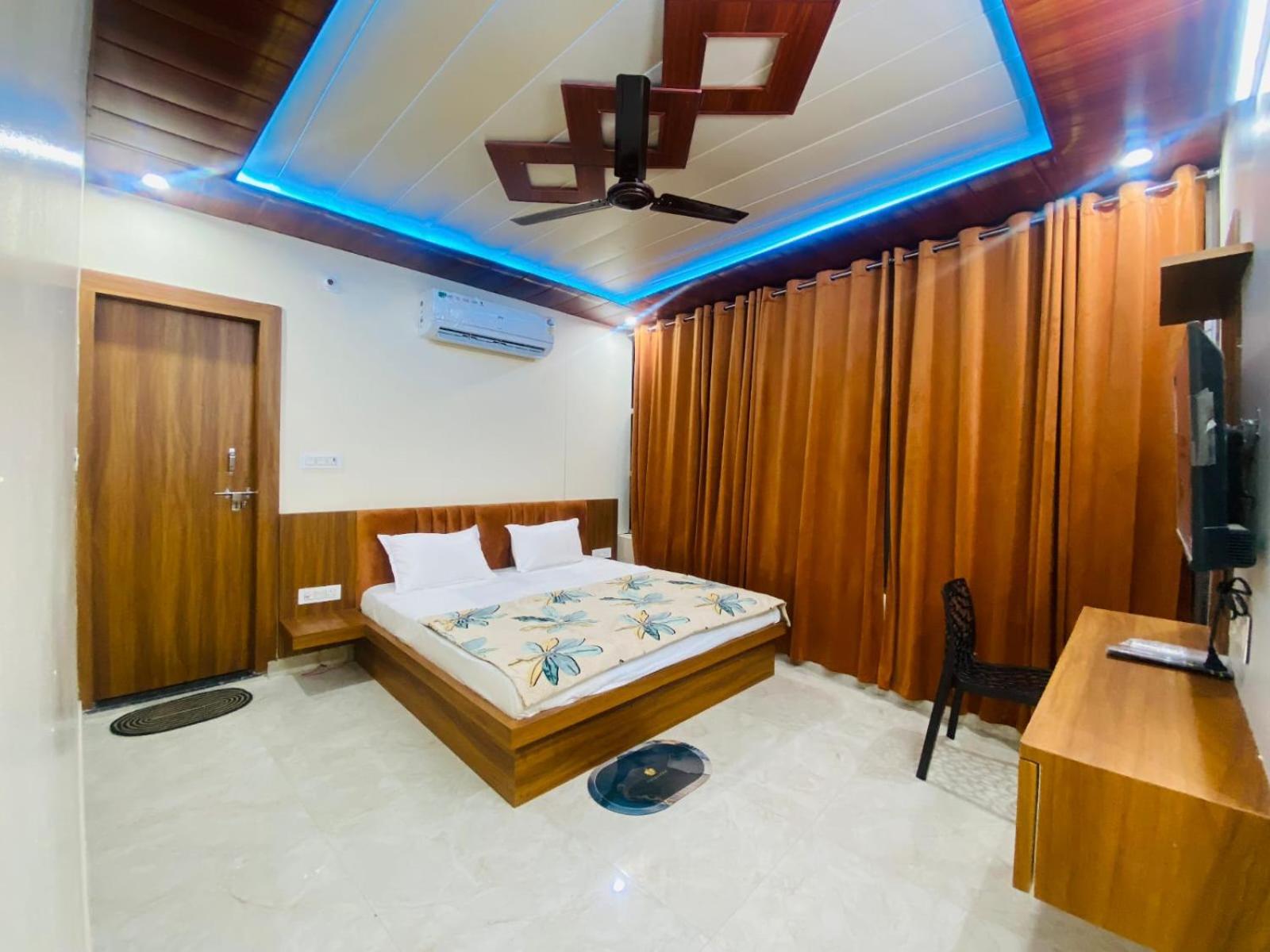 The Raman Palace- A Budget Hotel Матура Екстериор снимка
