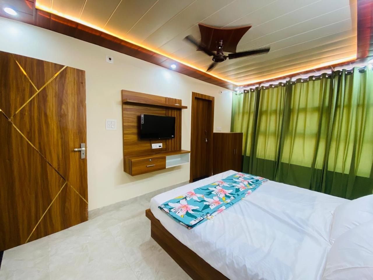The Raman Palace- A Budget Hotel Матура Екстериор снимка