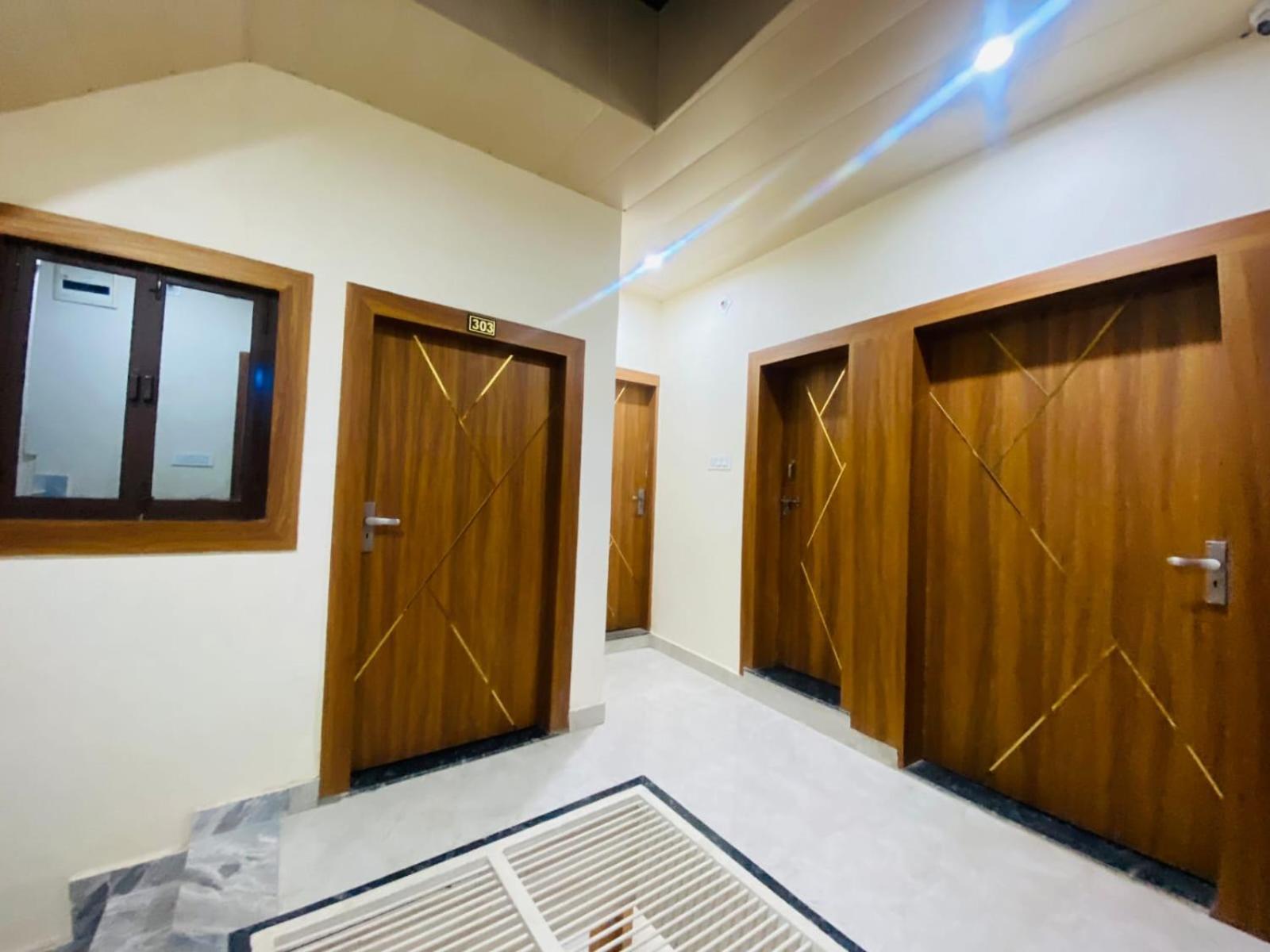 The Raman Palace- A Budget Hotel Матура Екстериор снимка
