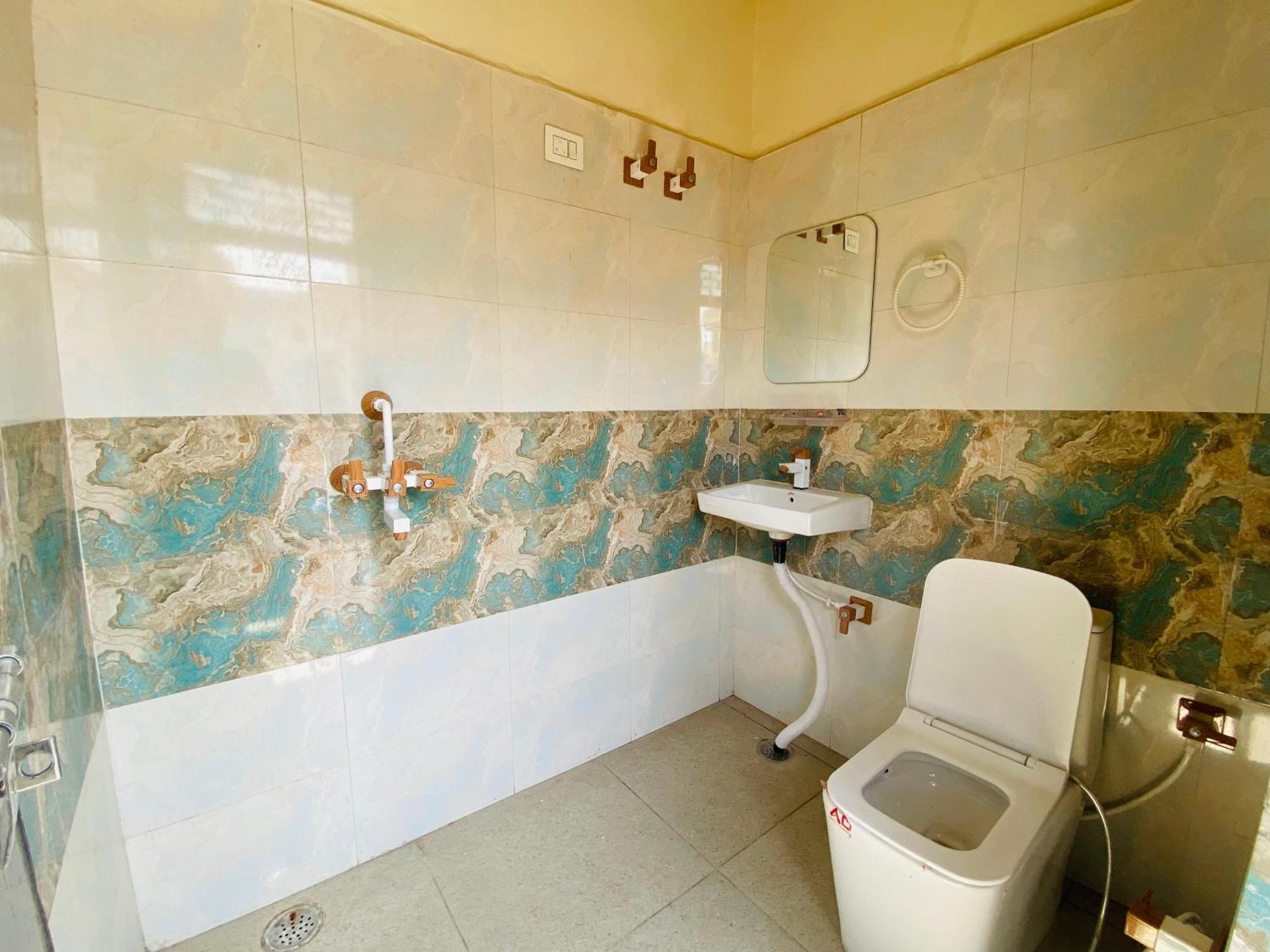 The Raman Palace- A Budget Hotel Матура Екстериор снимка