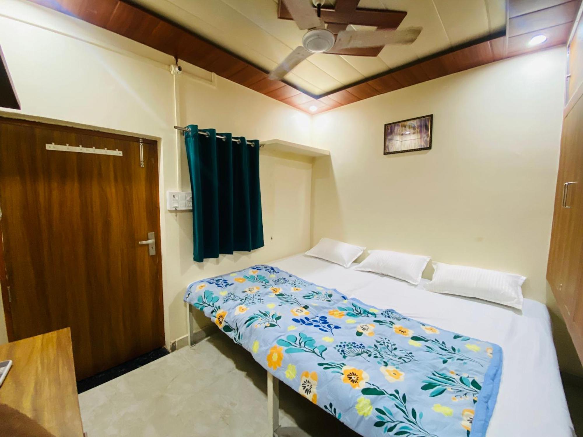 The Raman Palace- A Budget Hotel Матура Екстериор снимка