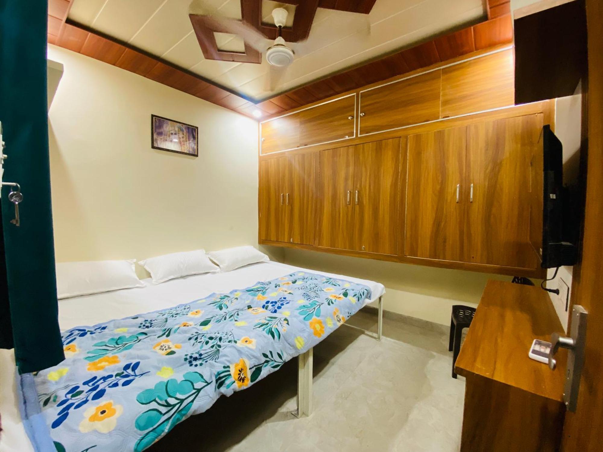 The Raman Palace- A Budget Hotel Матура Екстериор снимка
