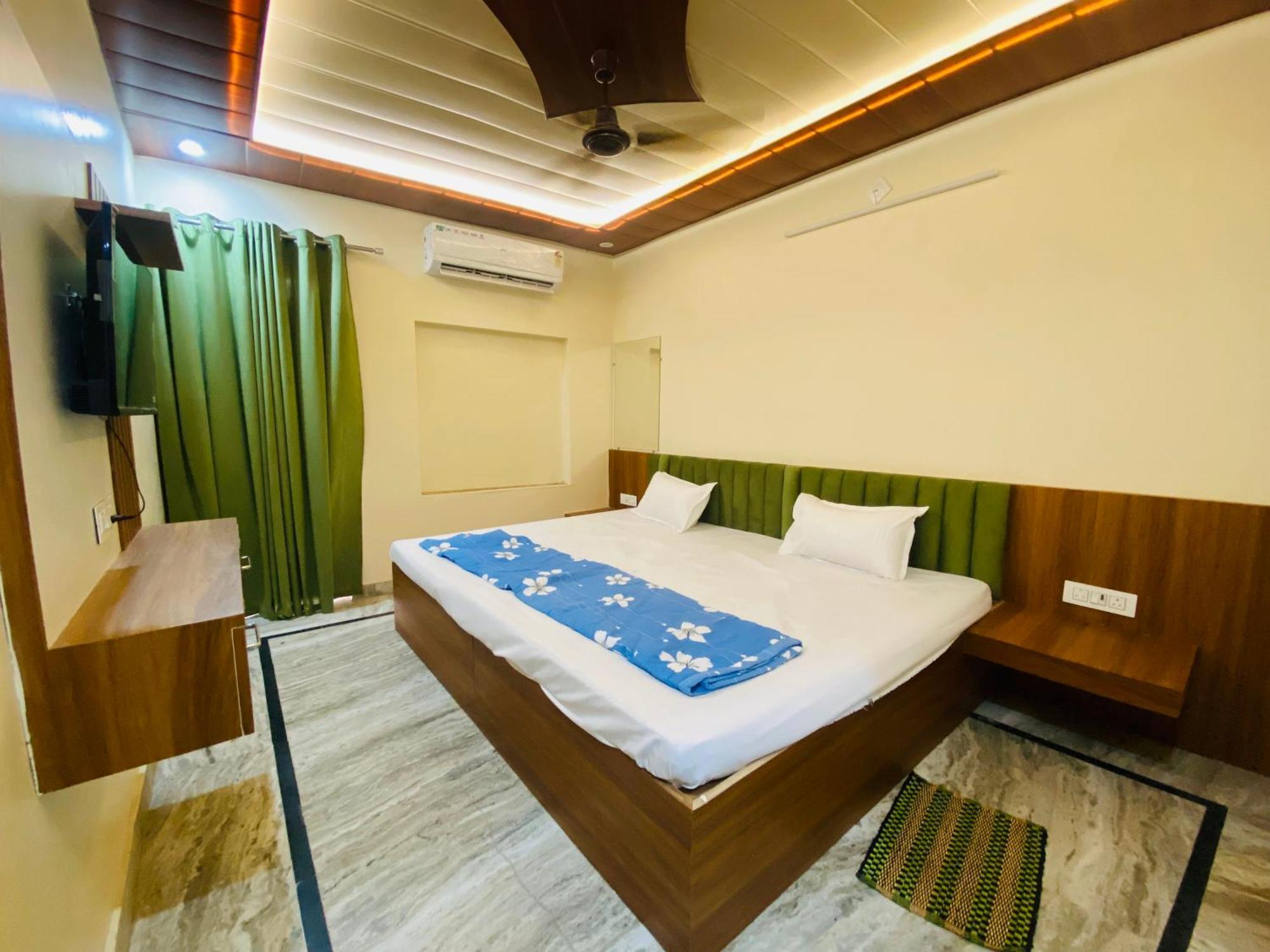 The Raman Palace- A Budget Hotel Матура Екстериор снимка